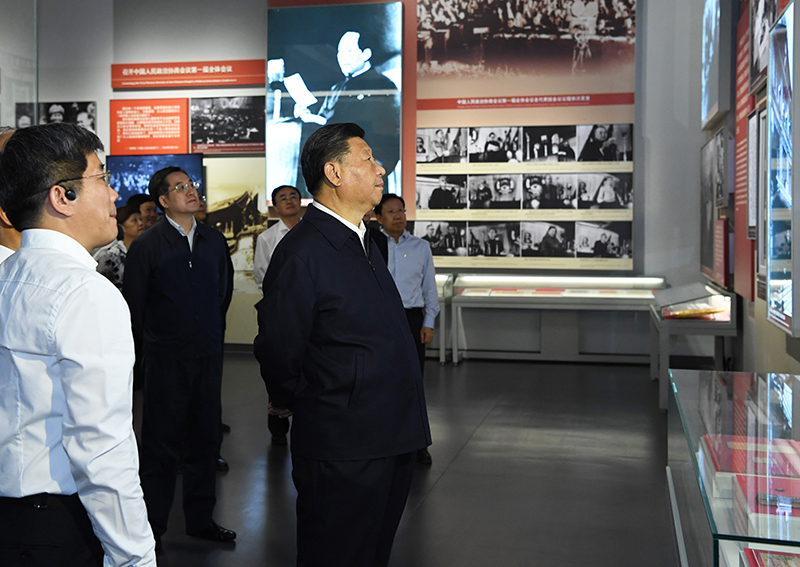 9月12日，中共中央总书记、国度主席、中央军委主席习近平视察中共中央北京香山革命留想地。这是习近平在香山革命留想馆参观《为新中国奠基》主题展览。
