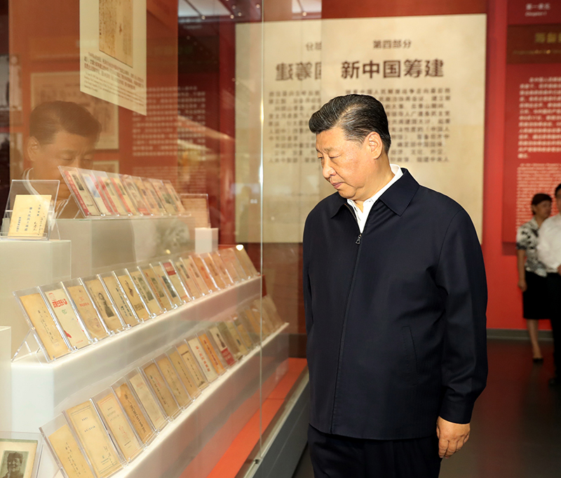 9月12日，中共中央总书记、国度主席、中央军委主席习近平视察中共中央北京香山革命留想地。这是习近平在香山革命留想馆参观《为新中国奠基》主题展览。
